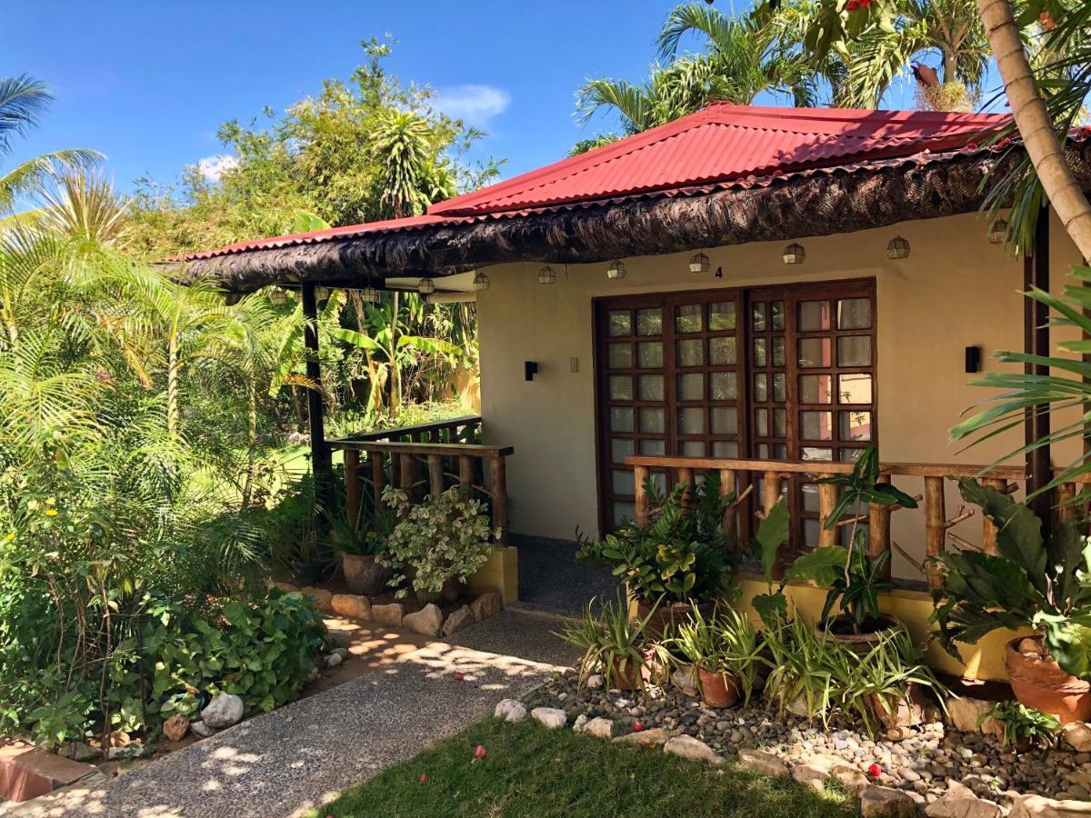 Strutz Art Garden Resort Bangued Bagian luar foto