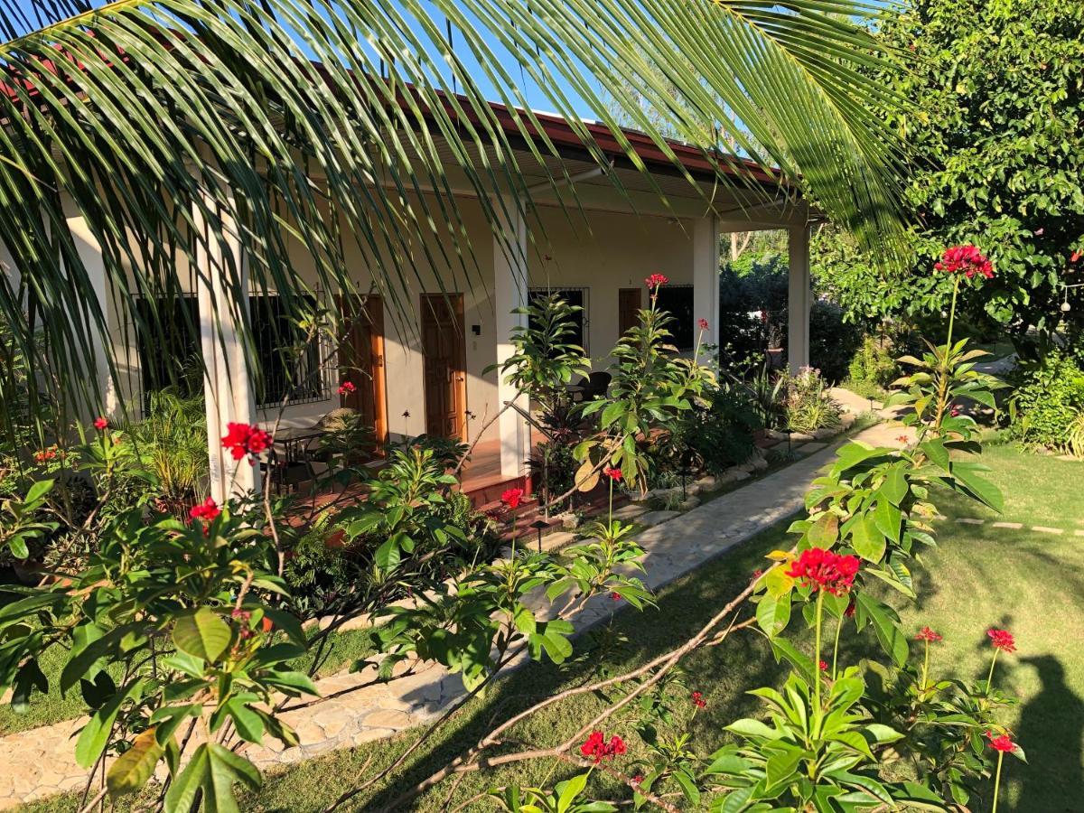 Strutz Art Garden Resort Bangued Bagian luar foto