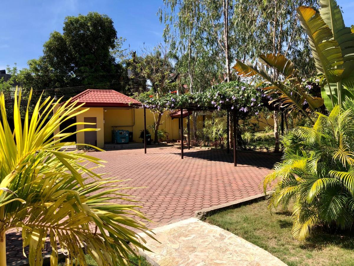 Strutz Art Garden Resort Bangued Bagian luar foto