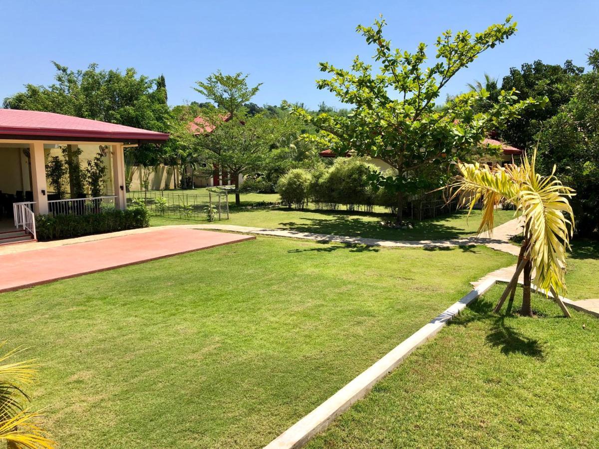 Strutz Art Garden Resort Bangued Bagian luar foto
