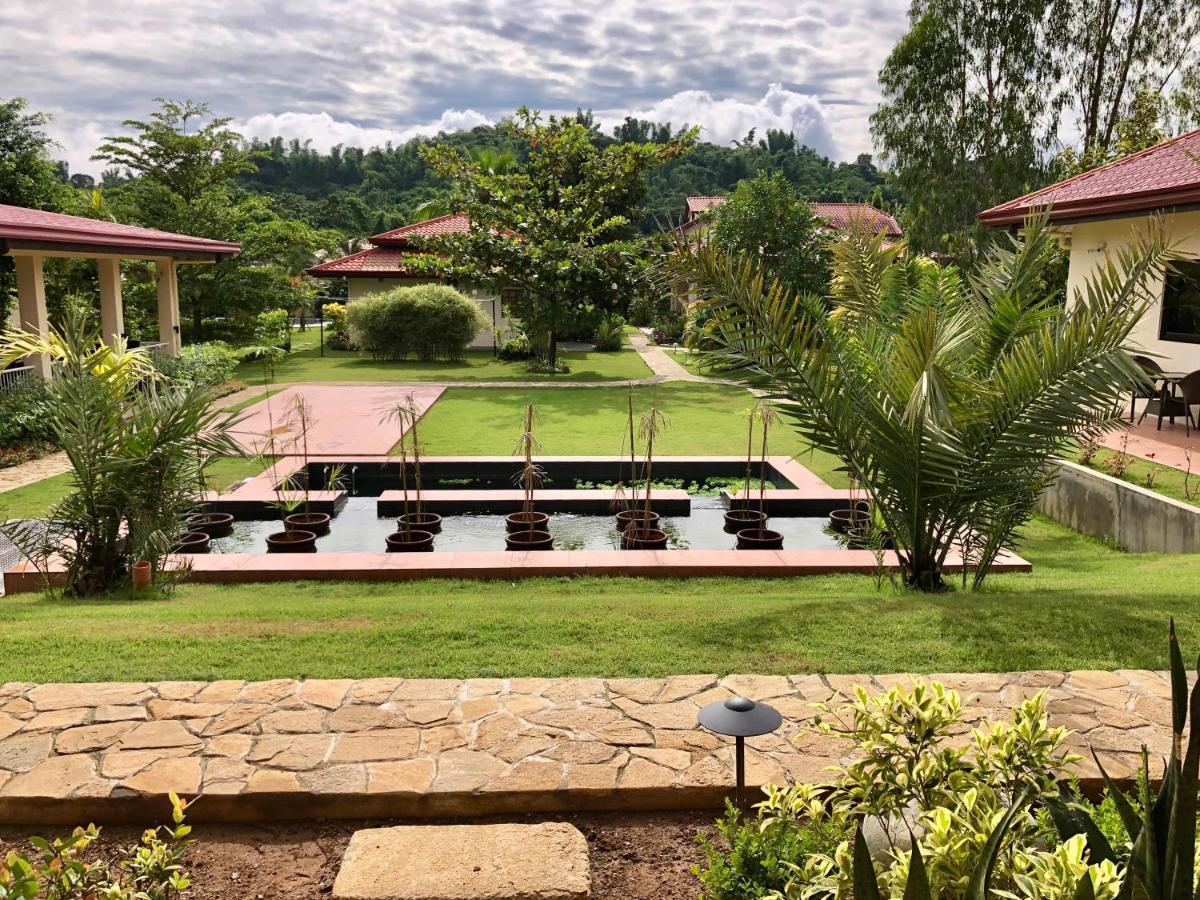 Strutz Art Garden Resort Bangued Bagian luar foto