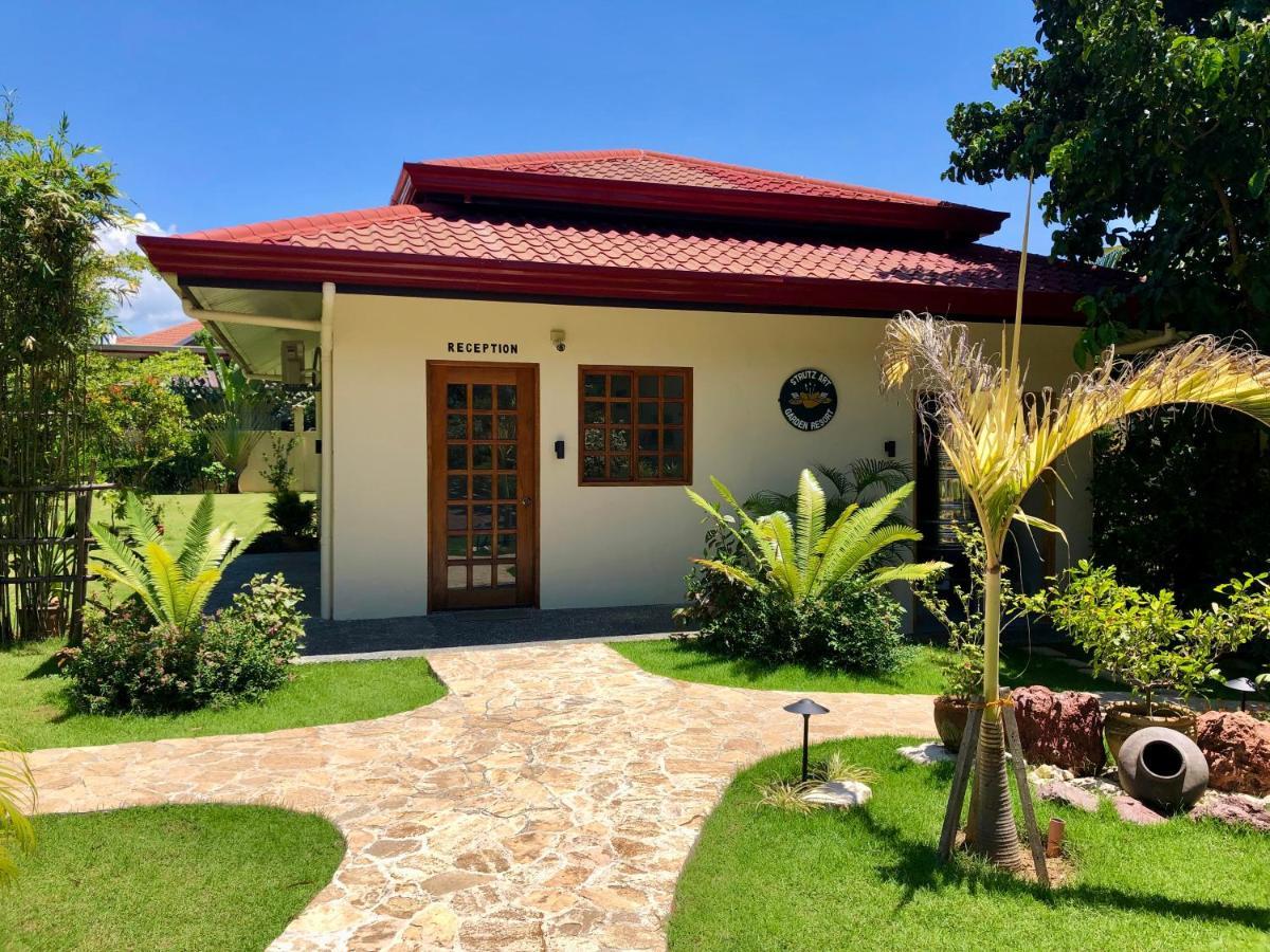 Strutz Art Garden Resort Bangued Bagian luar foto