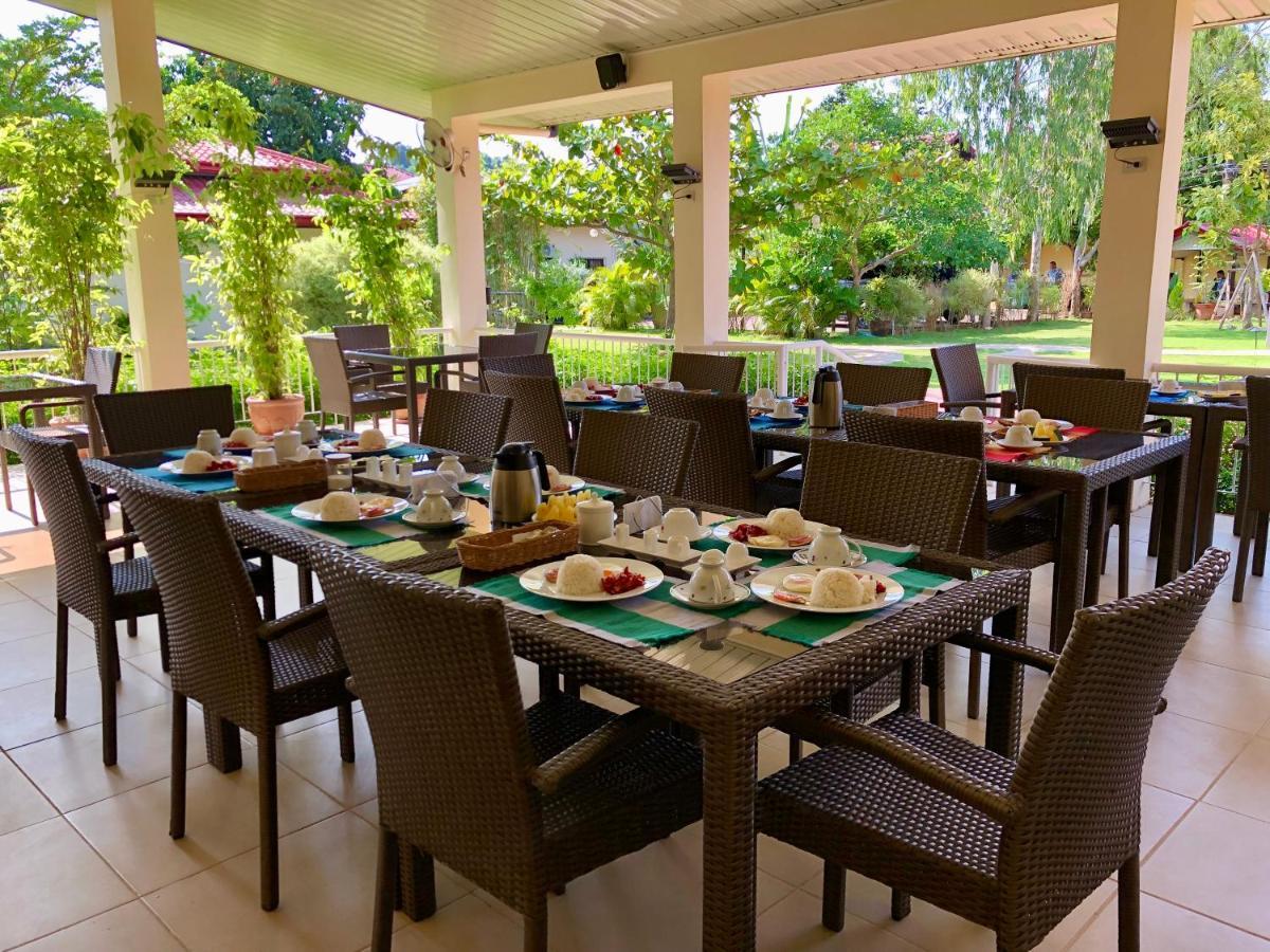 Strutz Art Garden Resort Bangued Bagian luar foto