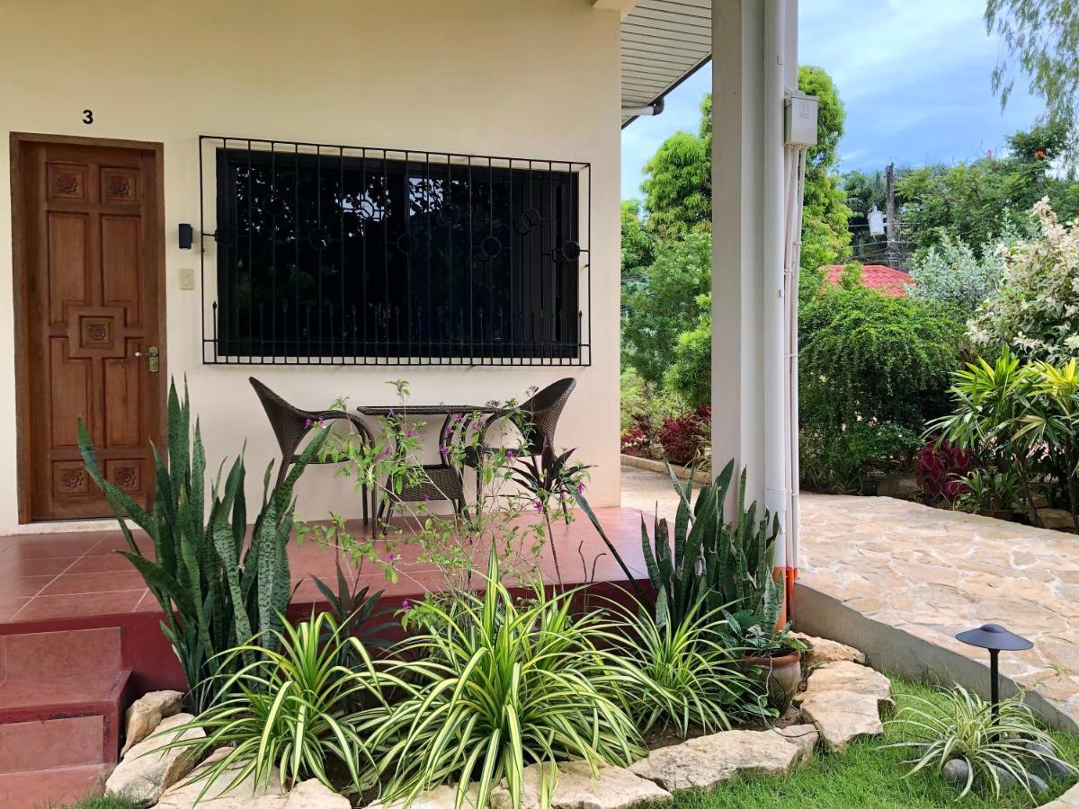 Strutz Art Garden Resort Bangued Bagian luar foto