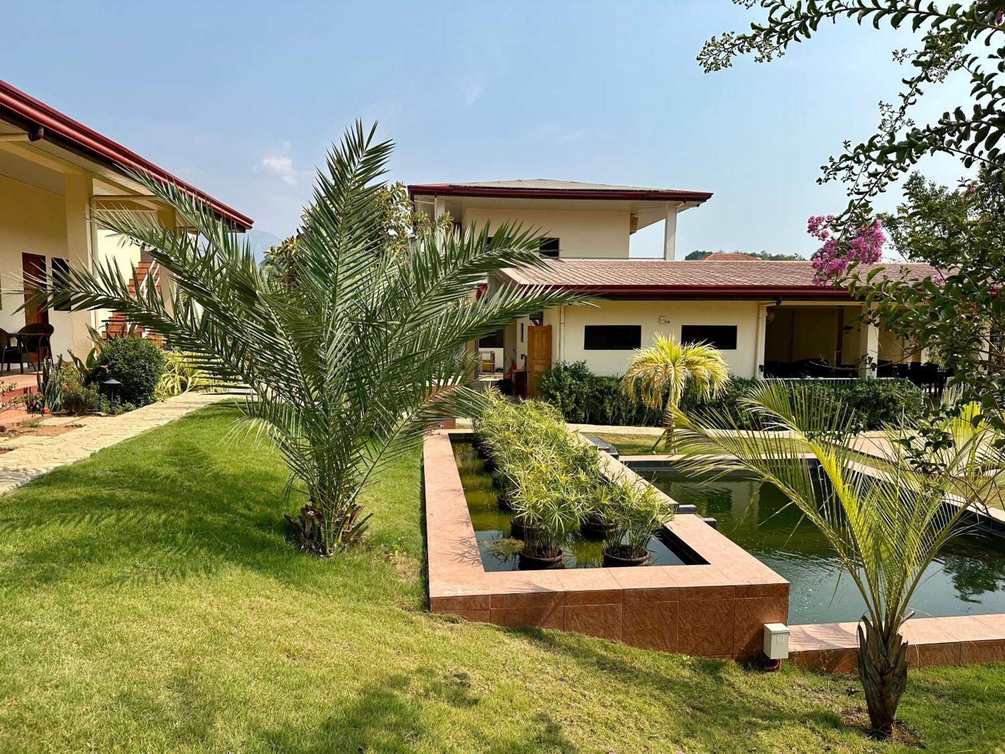 Strutz Art Garden Resort Bangued Bagian luar foto