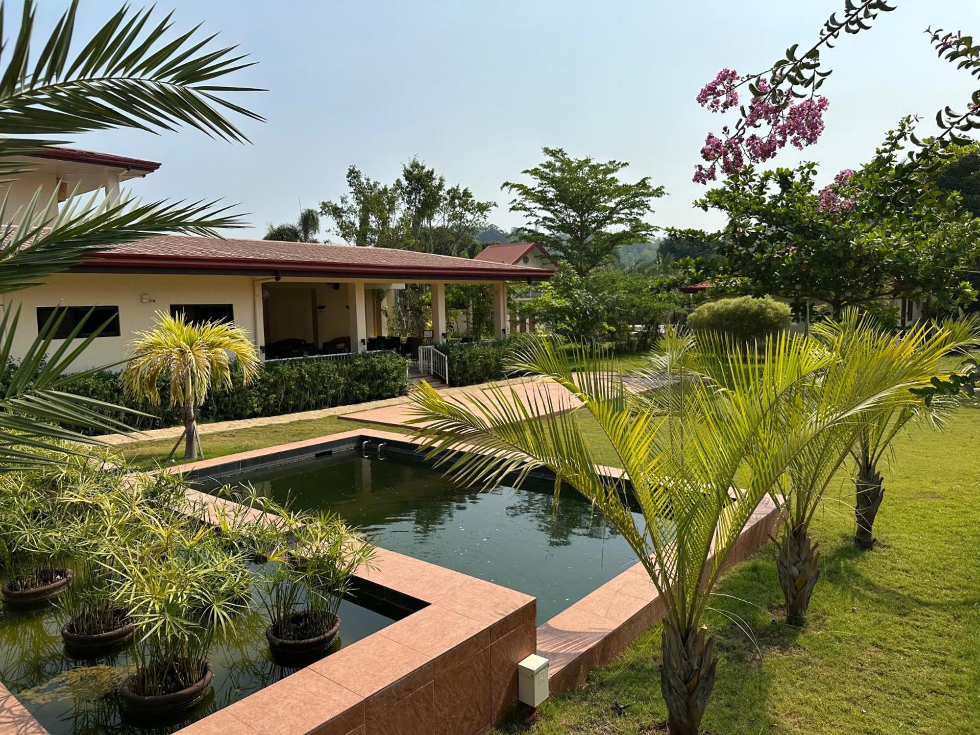 Strutz Art Garden Resort Bangued Bagian luar foto
